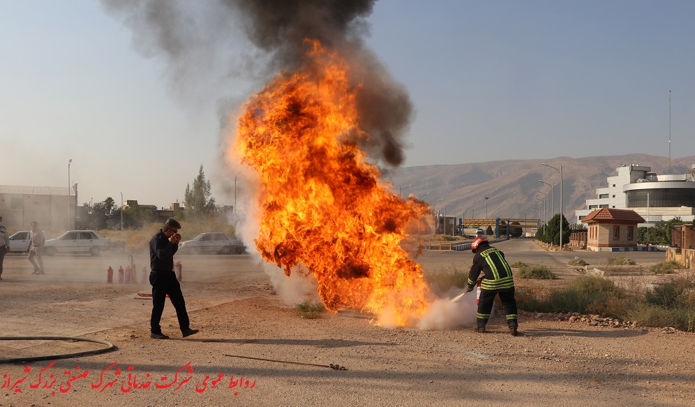 اطفا حریق در شهرک صنعتی بزرگ شیراز